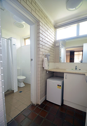 Standard Family Room - Bathroom at Parkview Motor Inn